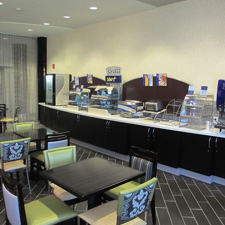 Holiday Inn Express & Suites Kansas City Airport By Ihg Exterior foto