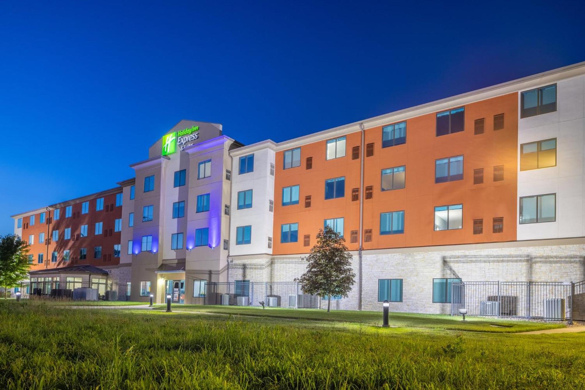 Holiday Inn Express & Suites Kansas City Airport By Ihg Exterior foto